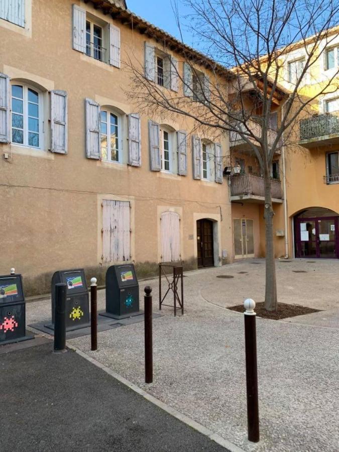 Studio Au Calme Dans Le Centre-Ville Historique LʼIsle-sur-la-Sorgue Dış mekan fotoğraf